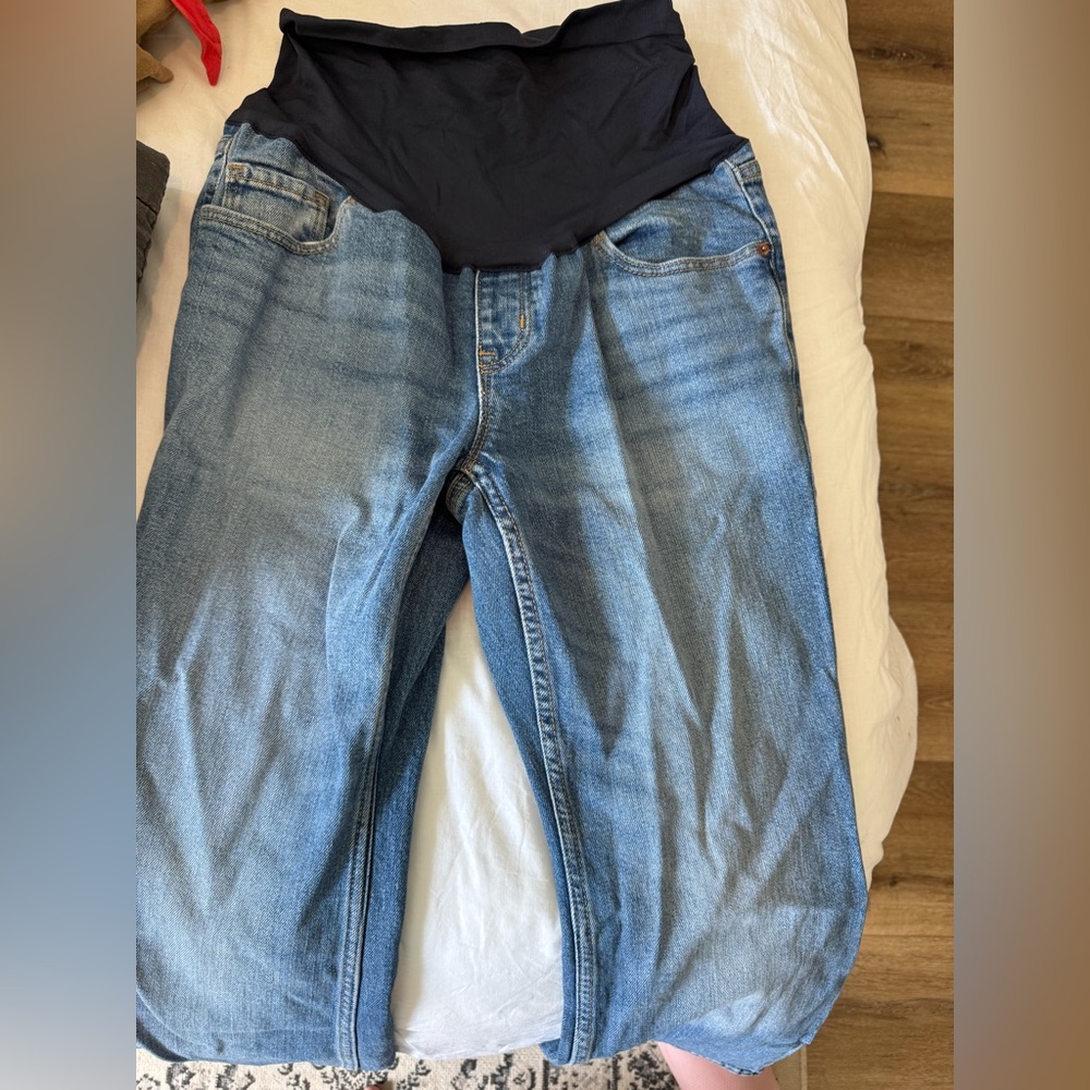 Old Navy Blue Flare Maternity Jeans size 8 Short
Washed but never worn
